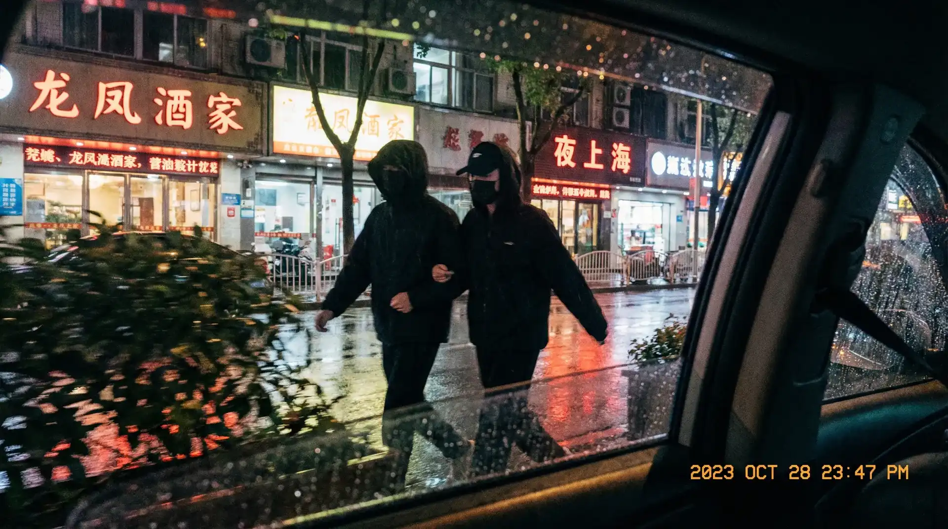 今日吃瓜 - 今日吃瓜与热门爆料内容推荐 - 顶流明星深夜密会现场抓拍照片